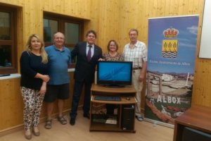 El presidente de la asociación (primero por la derecha) tras la donación al Ayuntamiento de Albox.