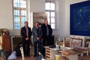 Delegado, alcalde y concejal en una habitación de la casa.