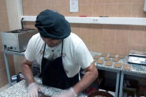 Francisco rubio  trabaja en la elaboración de tabletas de chocolate en la fábrica de Berja.