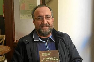 Fernando Yélamos enseña su nueva obra. 