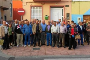 El concejal socialista junto con los vecinos del barrio.