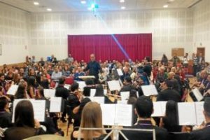 El salón de actos de la Agrupación Musical San Indalecio, en la calle Atarfe del barrio almeriense de La Cañada se llenó. Más de 300 personas asistie