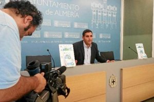 Momento de la presentación de la campaña por parte del concejal de Hacienda, Juan José Alonso. 