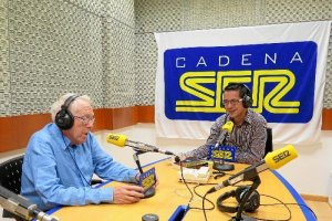 Momento de la entrevista con el periodista ejidense en los estudios de la SER. 