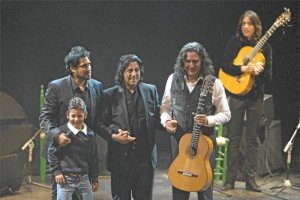 Josele, en el centro, de la mano de su hijo Niño Josele y de Tomatito en el Auditorio 