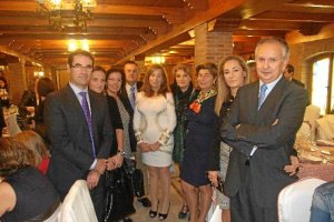 La decana del Colegio de Procuradores, María del Mar Gázquez; y autoridades asistentes al homenaje.