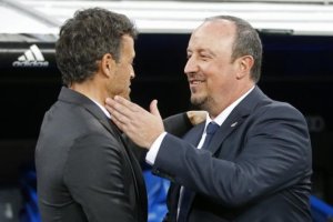 Rafa Benítez saluda a Luis Enrique.