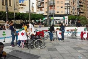 Varios niños, vestidos como médicos y enfermeros, en el hospital de ositos ubicado en La Rambla de Almería.