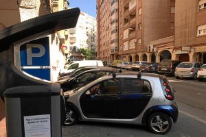 Imagen de uno de los parquímetros de la empresa Dornier en la calle José Artés de Arcos.