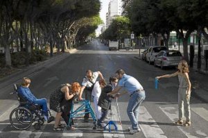 Preparación de la portada del almanque que homenajea al disco ‘Abbey Road’. (Foto: Juan Antonio).