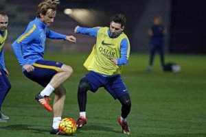 Leo Messi y Rakitic durante el entrenamiento de este jueves.