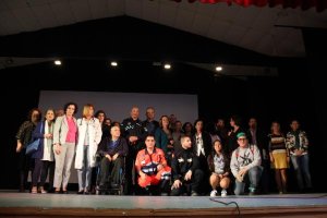 Foto de familia de los participantes con la delegada del Gobierno, Gracia Fernández.