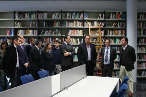 Visita del alcalde a las instalaciones de la Biblioteca, junto con su director. 