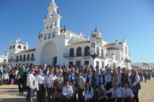 El coro de la Hermandad del Rocío ante el Santuario de la Reina de Almonte.