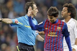 Borbalán con Messi y Marcelo en su segundo Clásico.