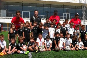 Salmerón con sus niños en la Escuela TAE.