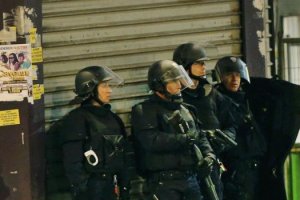 Fuerzas especiales francesas durante la operación antiyihadista en Saint-Denis / CHRISTIAN HARTMANN (REUTERS)