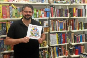 Jesús Muñoz muestra ‘Almería para niños’ en la sección infantil de Orión. 