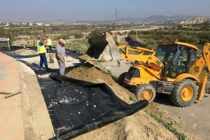 Obras de creación de jardines a la entrada del pueblo.