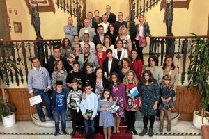 Foto de familia de organizadores y premiados.