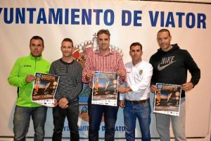 El Alcalde de Viator, Manuel Jesús Flores, con los organizadores y empresas colaboradoras de la V Carrera Popular.