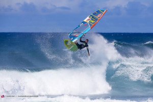 Espectacular imagen del deportista mientras practica windsurf. Los magníficos saltos que practica son famosos en el mundillo. 