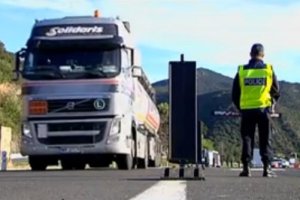 los controles policiales en la frontera francesa se han extremado en las últimas horas y se pide documentación a todos los vehículos a la ida y a la 