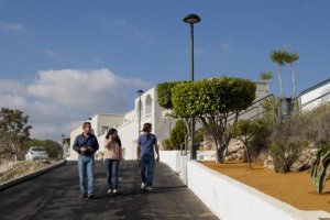 Salvador Hernández recorre el camino recién arreglado.
