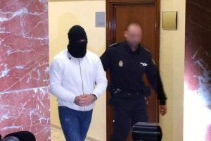 Moya llega a la sala de vistas de la Audiencia Provincial