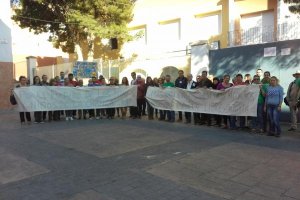 Familias de La Chanca y profesores se concentran ante el colegio público del barrio.