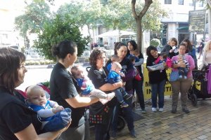 Madres con sus hijos en la concentración a favor del Materno Infantil.