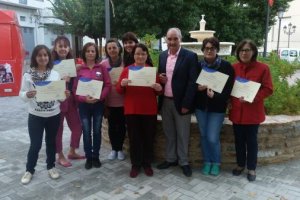 Entrega de diplomas a las participantes del curso.