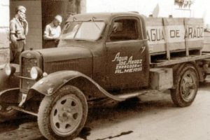 Camioneta de Araoz, que perteneció al Parque Móvil de Franco,aparcado en la calle Zaragoza.