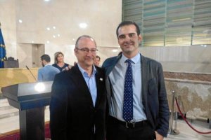 Rodríguez Comendador y su sucesor, Fernández Pacheco, este mediodía tras anunciar la marcha del primero