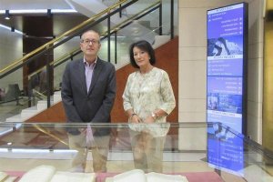 Imagen de la exposición y sus responsables.