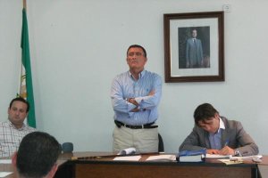 José González , de pie, ex alcalde del PP condenado en una foto de archivo. La voz