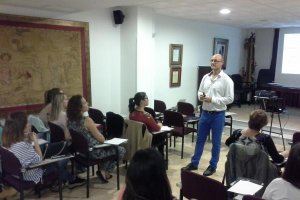Juan Francisco Jiménez García forma a enfermeros en un curso del Colegio de Almería.