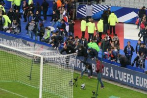 La afición salta al campo.