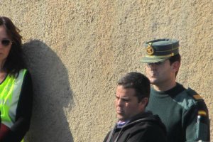 El condenado reconstruye la escena con los agentes de seguridad y judiciales