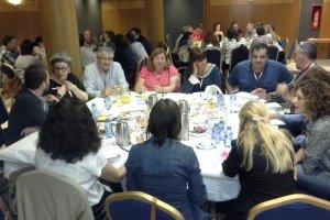 Familias de acogida y técnicos de Cruz Roja en un encuentro nacional.