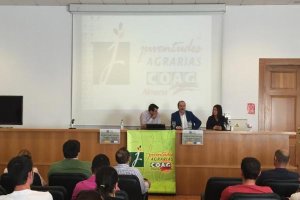 Delegado de Agricultura, José Manuel Ortiz Bono, el secretario provincial de COAG de Almeria, Andrés Góngora.