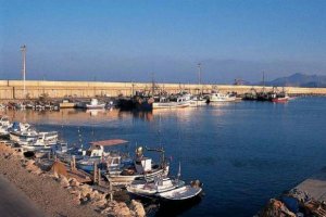Zona de amarre en el puerto pesquero de Almería.