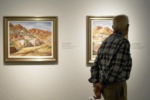 Un visitante recorre la exposición dedicada a los indalianos y a su repercusión en las artes plásticas almerienses.