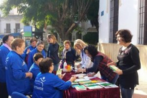 Un grupo de vecinas se miden la glucosa durante la mañana de ayer.
