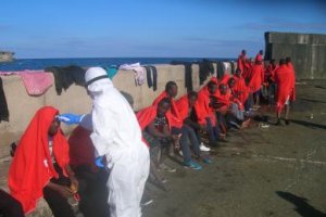 Personal sanitario de la Armada atiende a los inmigrantes en la Isla de Alborán.