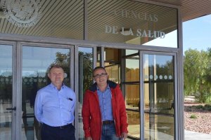 Cayetano Fernández y José Granero  ante el edificio de Ciencias de la Salud en la UAL.
