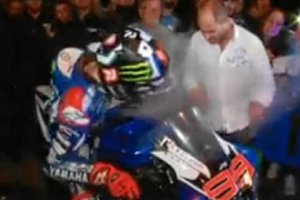Momento en el que Jorge Lorenzo abre gas.
