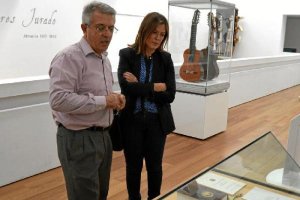 Carlos González y Ana Martínez Labella han recorrido hoy la exposición, aún en fase de montaje.