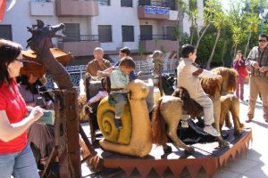 Un tío vivo de madera y Joan, el artesano de la madera.