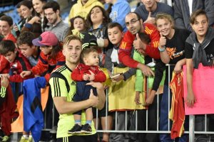 Gerard Deulofeu con el pequeño Adrián.